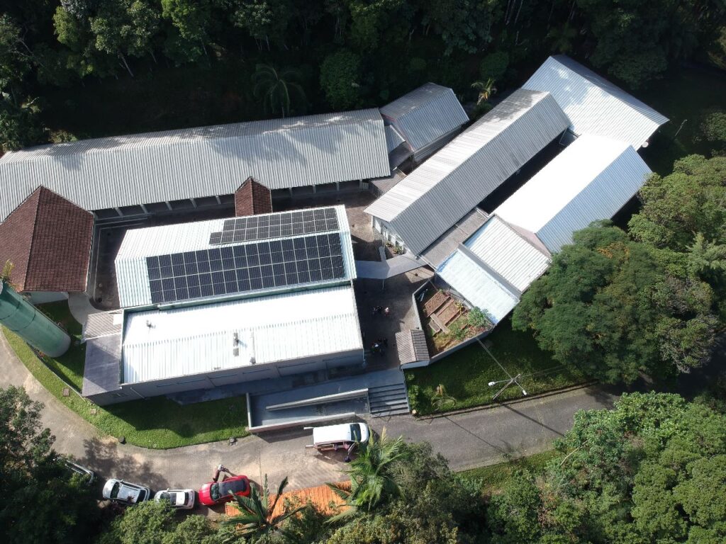 visão aérea da casa do adalto, mostrando seu telhado renovado pela ação