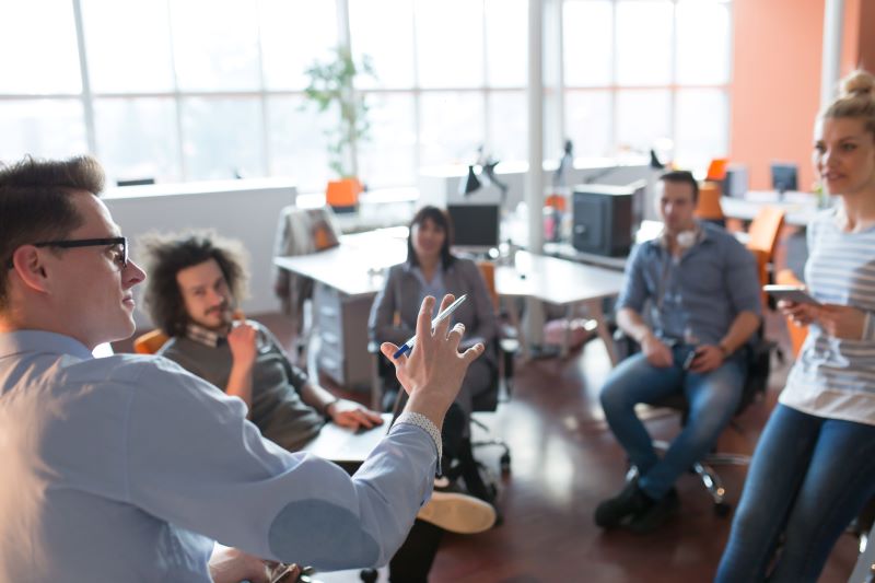 Hub de inovação: equipe reunida debatendo no coworking.