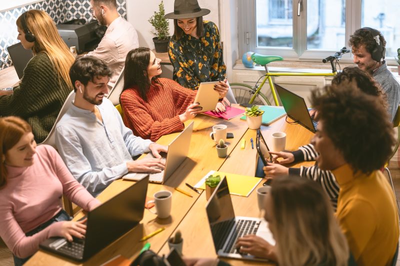 Incubadora de empresas: profissionais trabalhando juntos em coworking.